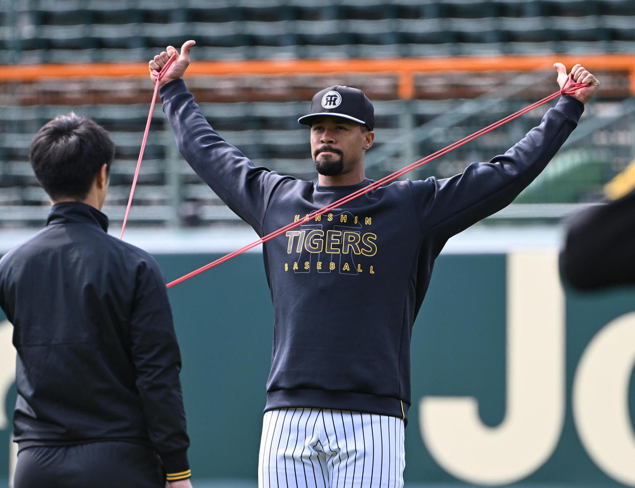 甲子園でウオームアップする阪神デュプランティエ（撮影・和賀正仁）