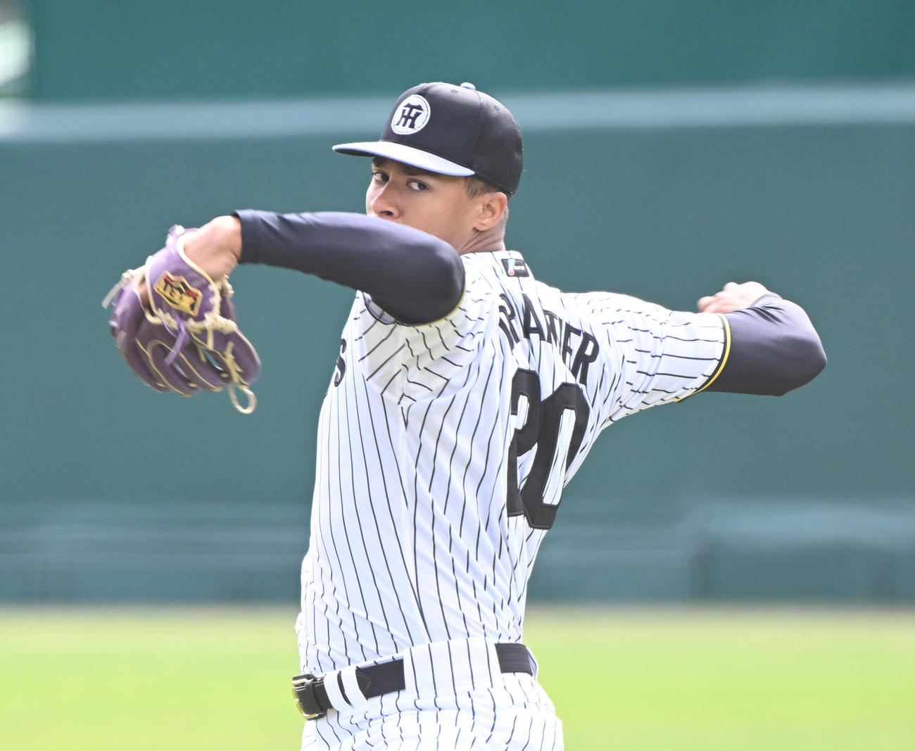 甲子園でキャッチボールする阪神デュプランティエ（撮影・和賀正仁）