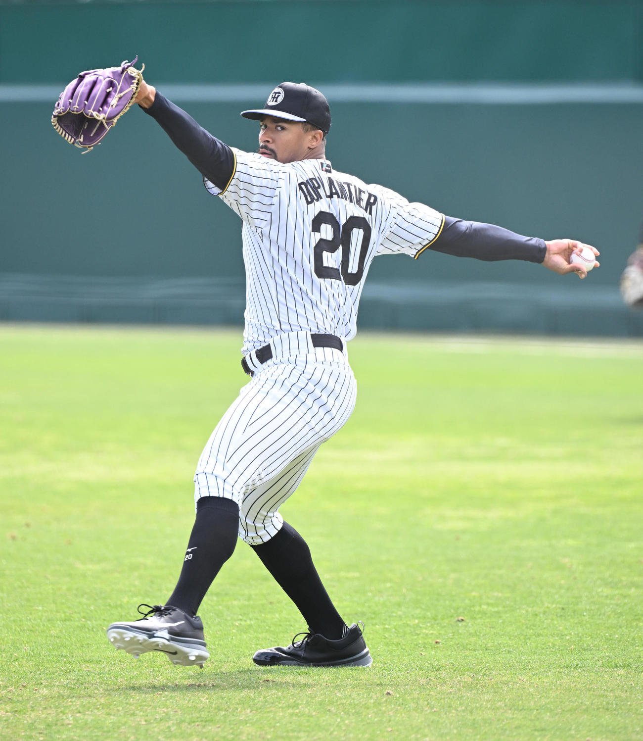 甲子園でキャッチボールする阪神デュプランティエ（撮影・和賀正仁）