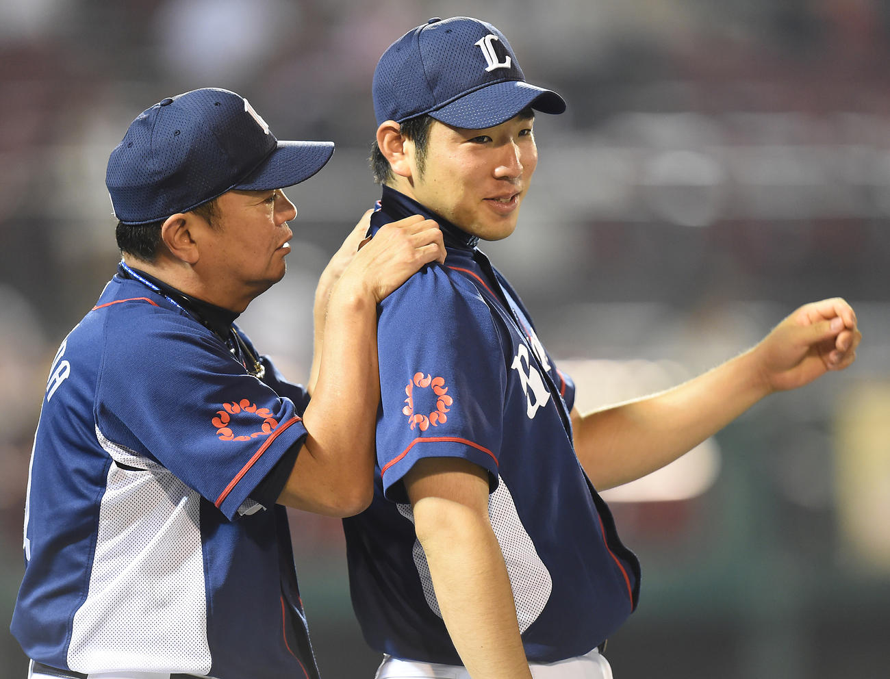 楽天対西武　チームの連敗を13で止めた西武菊池（右）は袴田ヘッドコーチ（当時）にねぎらわれ、はにかむ（2015年8月撮影）
