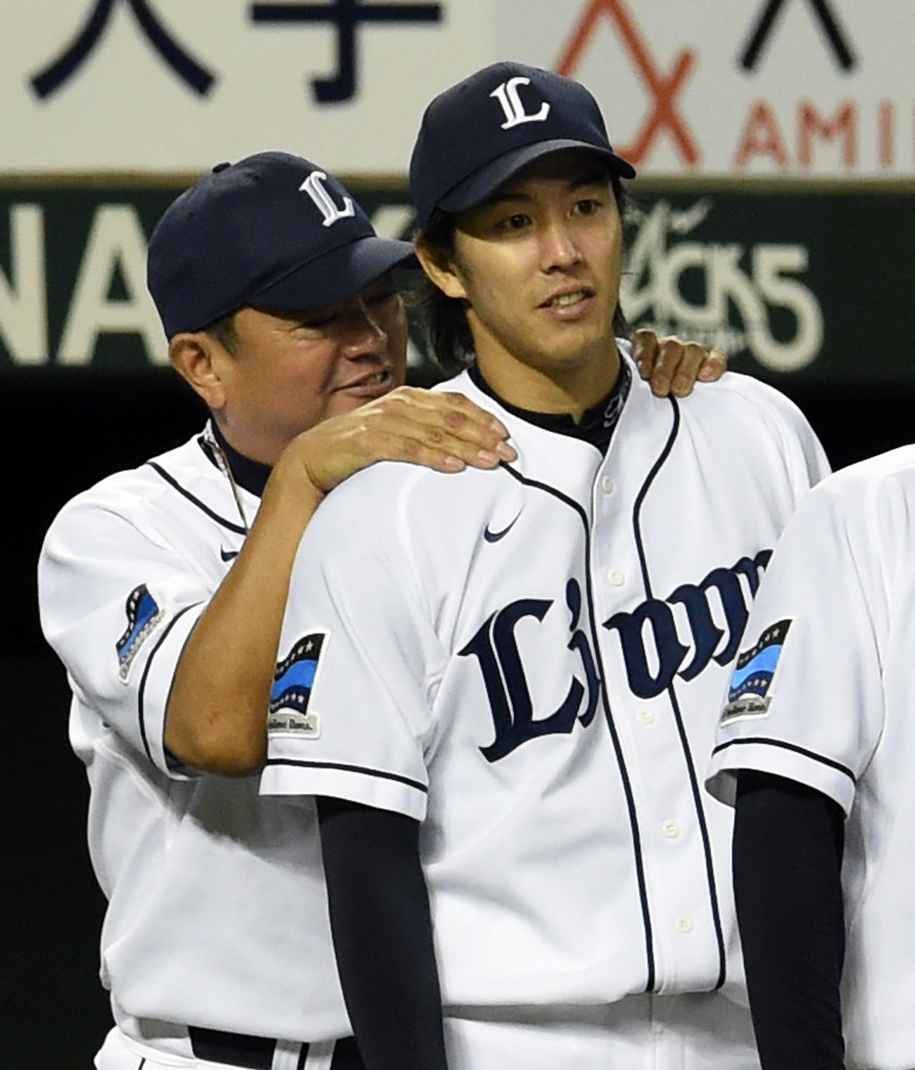 西武対オリックス　5勝目を挙げた西武岸（右）は袴田ヘッドコーチ（当時）に肩をもまれて祝福される（2015年9月撮影）