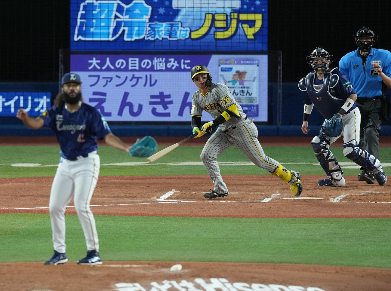 24年8月、DeNA対阪神　6回表阪神1死二塁、中前適時打を放つ森下。投手ジャクソン