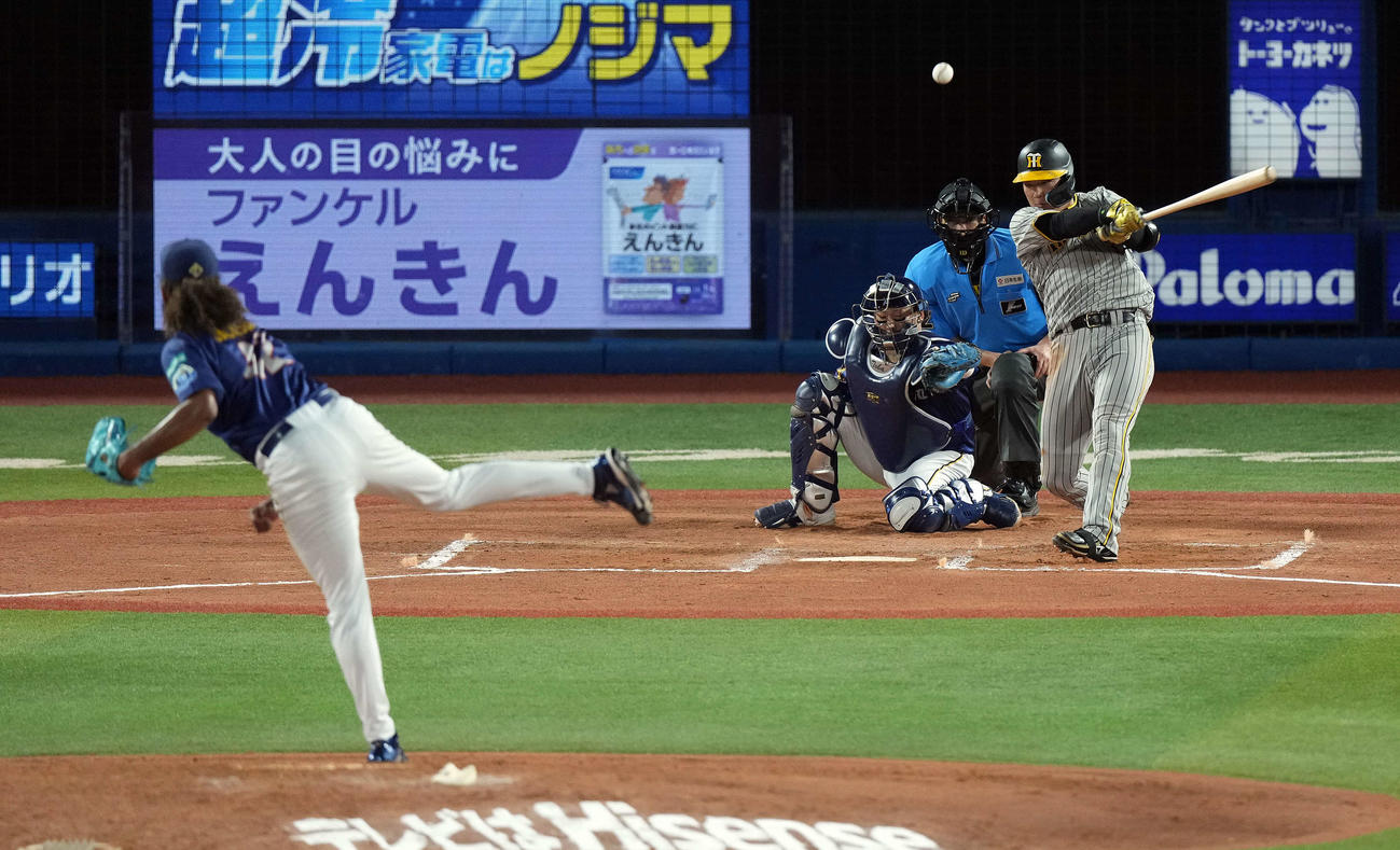 24年8月、DeNA対阪神　6回表阪神1死一、三塁、中前適時打を放つ大山。投手ジャクソン