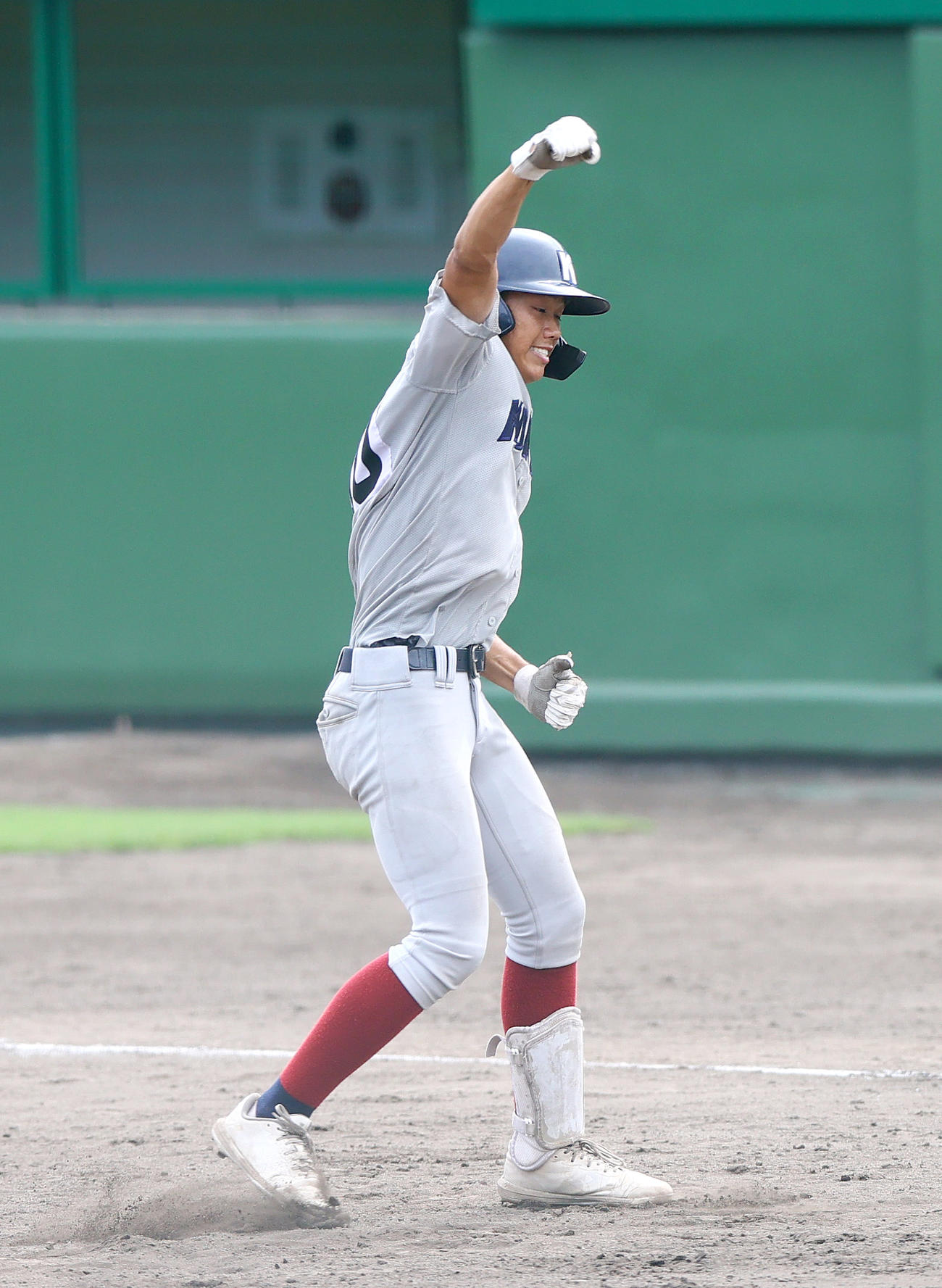 兵庫大会4回戦　甲南の代打新井は中前打を放ち一塁でガッツポーズ（2024年7月18日撮影）