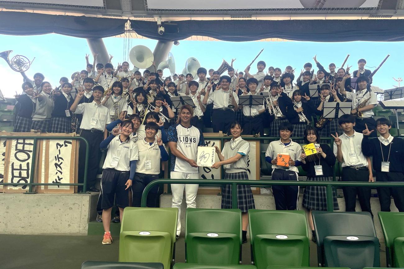 昨季ベルーナドームを訪れた花咲徳栄吹奏楽部と西武西川（球団提供）