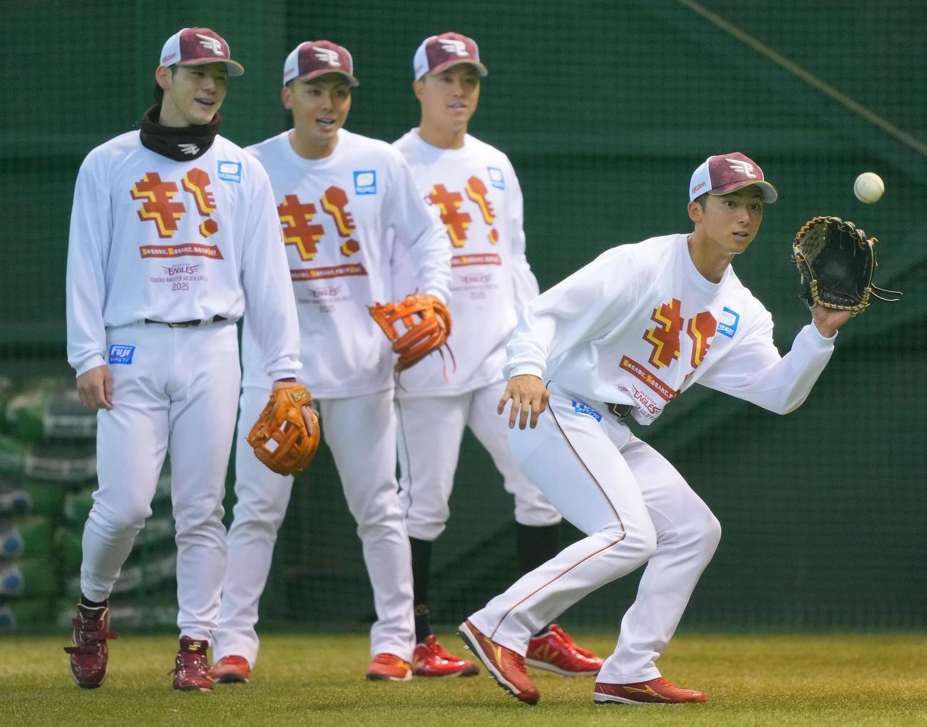 試合が中止となり室内で練習に臨む宗山（右）ら楽天ナイン（撮影・垰建太）