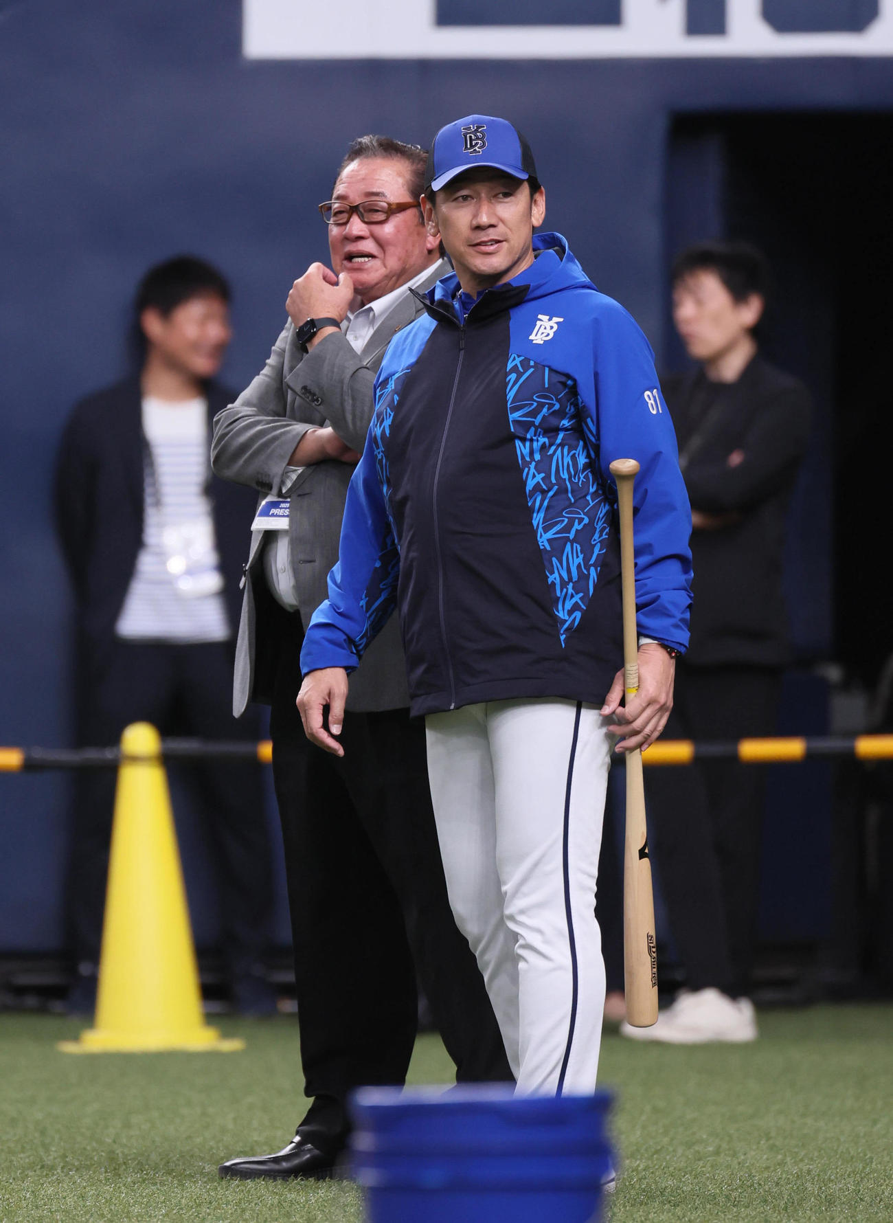 阪神対DeNA　談笑するDeNA三浦監督と梨田昌孝氏（撮影・宮崎幸一）