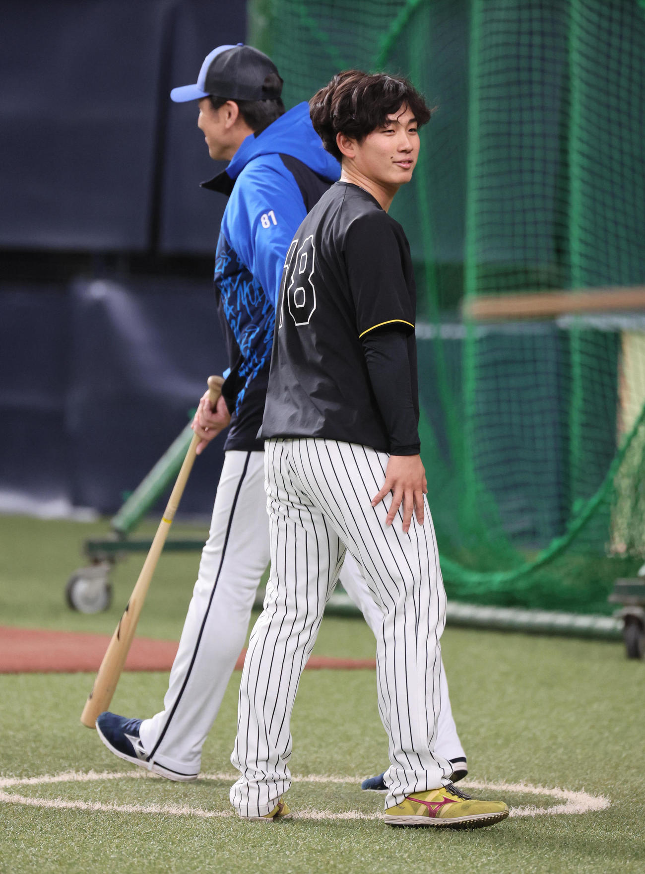 阪神対DeNA DeNA三浦監督（左）にあいさつする阪神伊原（撮影・宮崎幸一）
