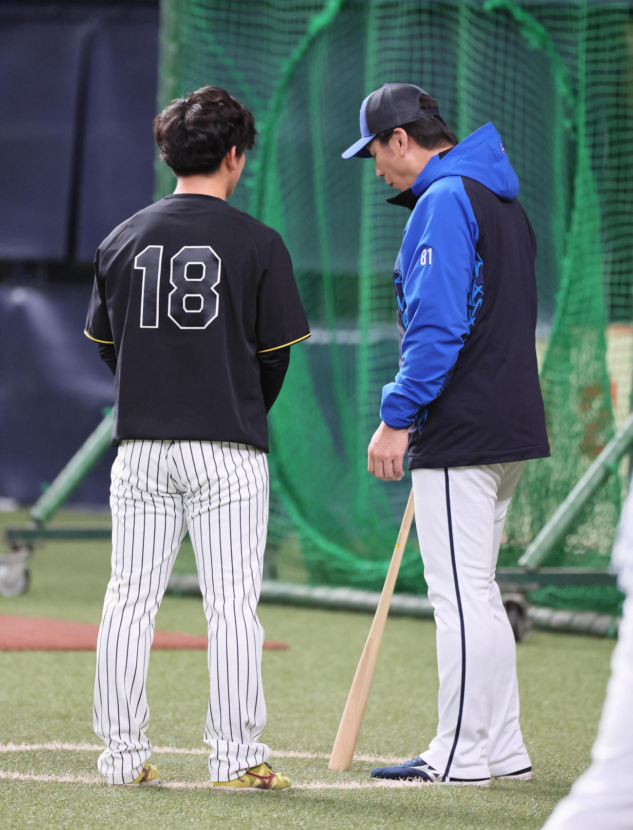阪神対DeNA DeNA三浦監督（右）にあいさつする阪神伊原（撮影・宮崎幸一）