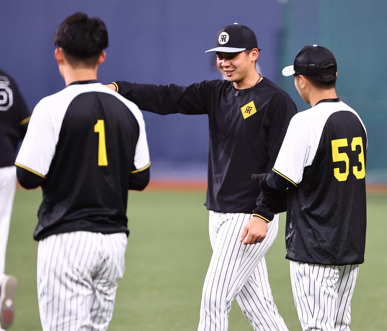 阪神対DeNA　井上（中央）は笑顔を見せる（撮影・上田博志）
