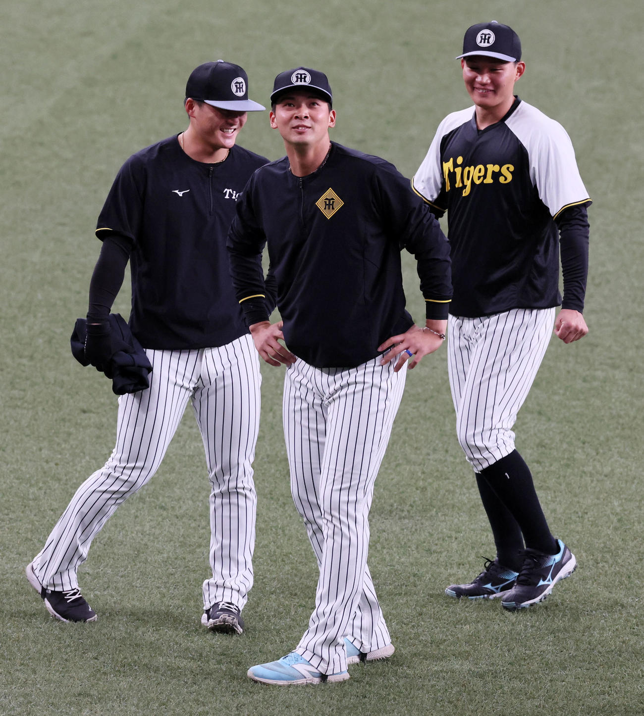 阪神対DeNA 1軍に合流した阪神井上。左は前川、右は森下（撮影・加藤哉）