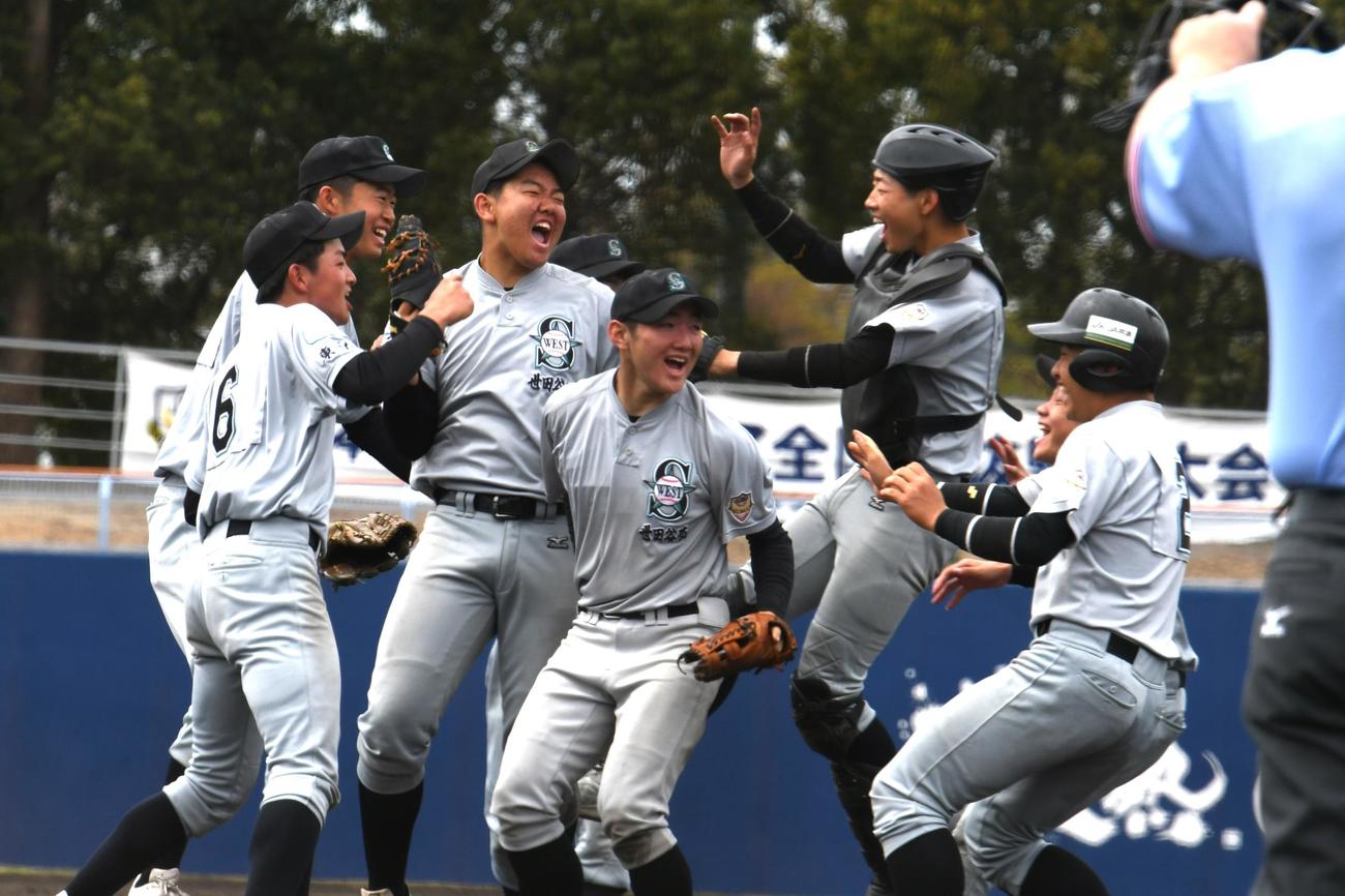 優勝の瞬間、世田谷西ナインは歓喜の輪をマウンド上に作った（撮影・久我悟）