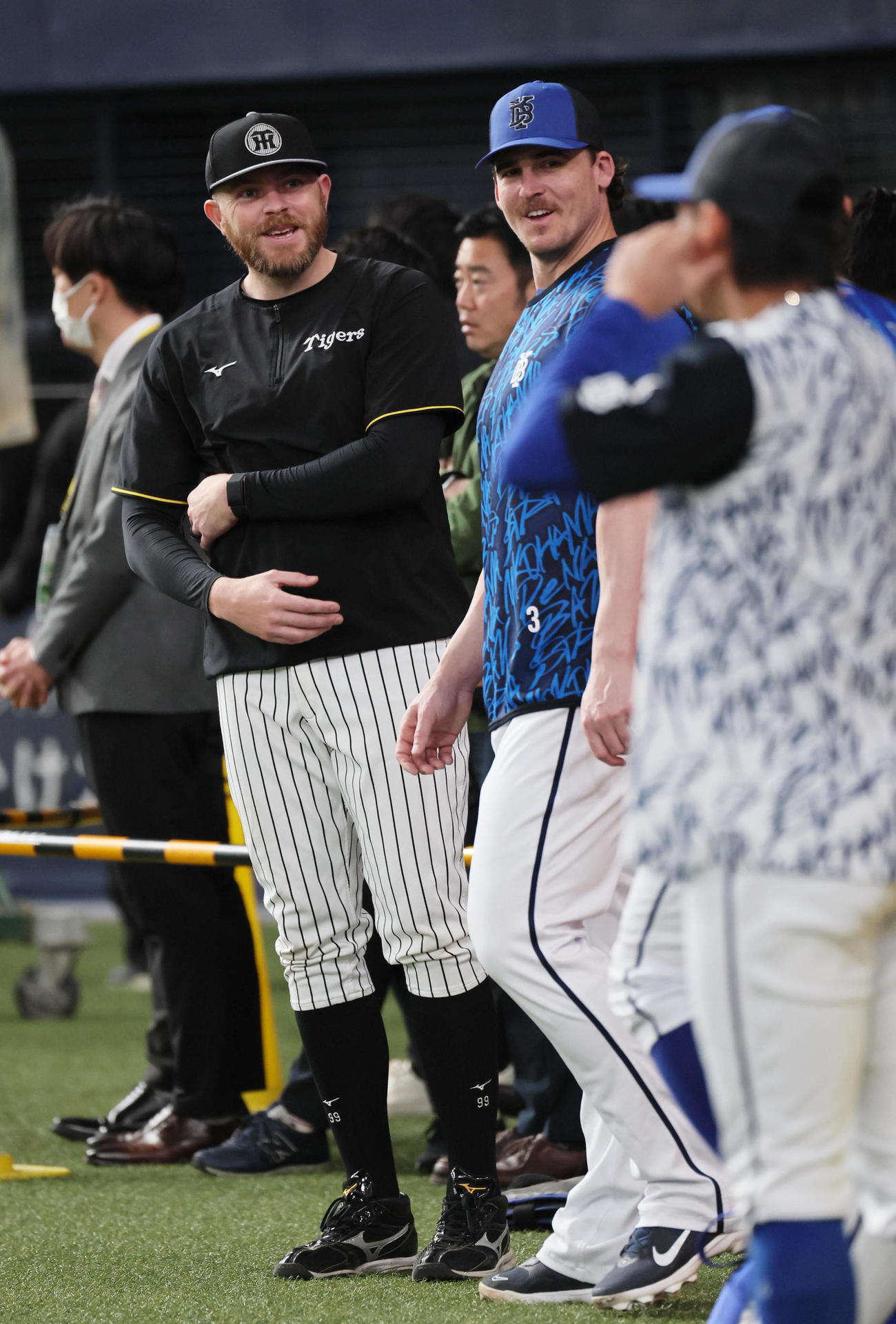 阪神対DeNA　談笑する阪神ビーズリー（左）とDeNAオースティン（撮影・宮崎幸一）
