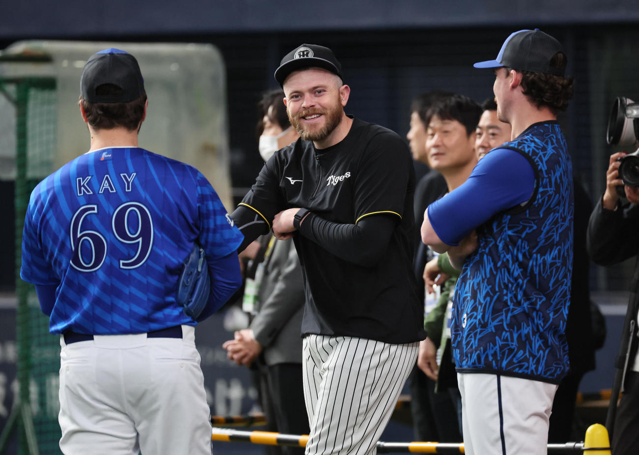 阪神対DeNA　談笑する、左からDeNAケイ、阪神ビーズリー、DeNAオースティン（撮影・宮崎幸一）