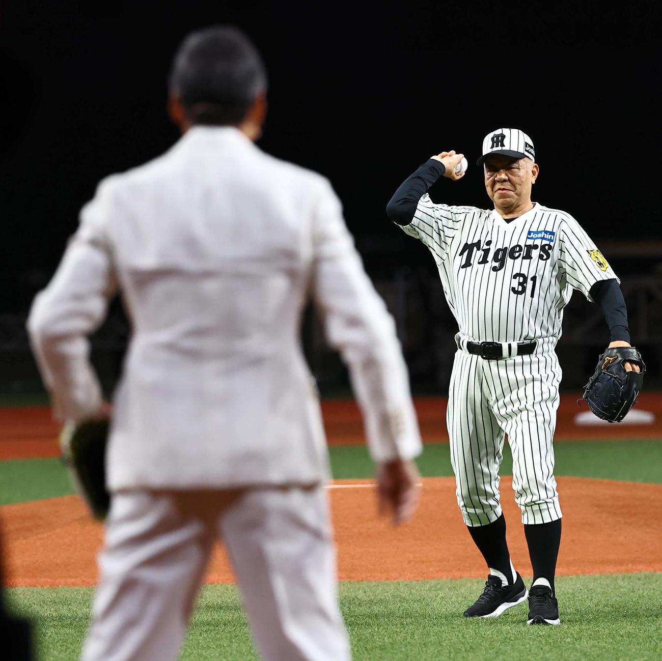 阪神対DeNA　ファーストピッチで俳優の渡辺謙に投げる掛布氏（撮影・上田博志）