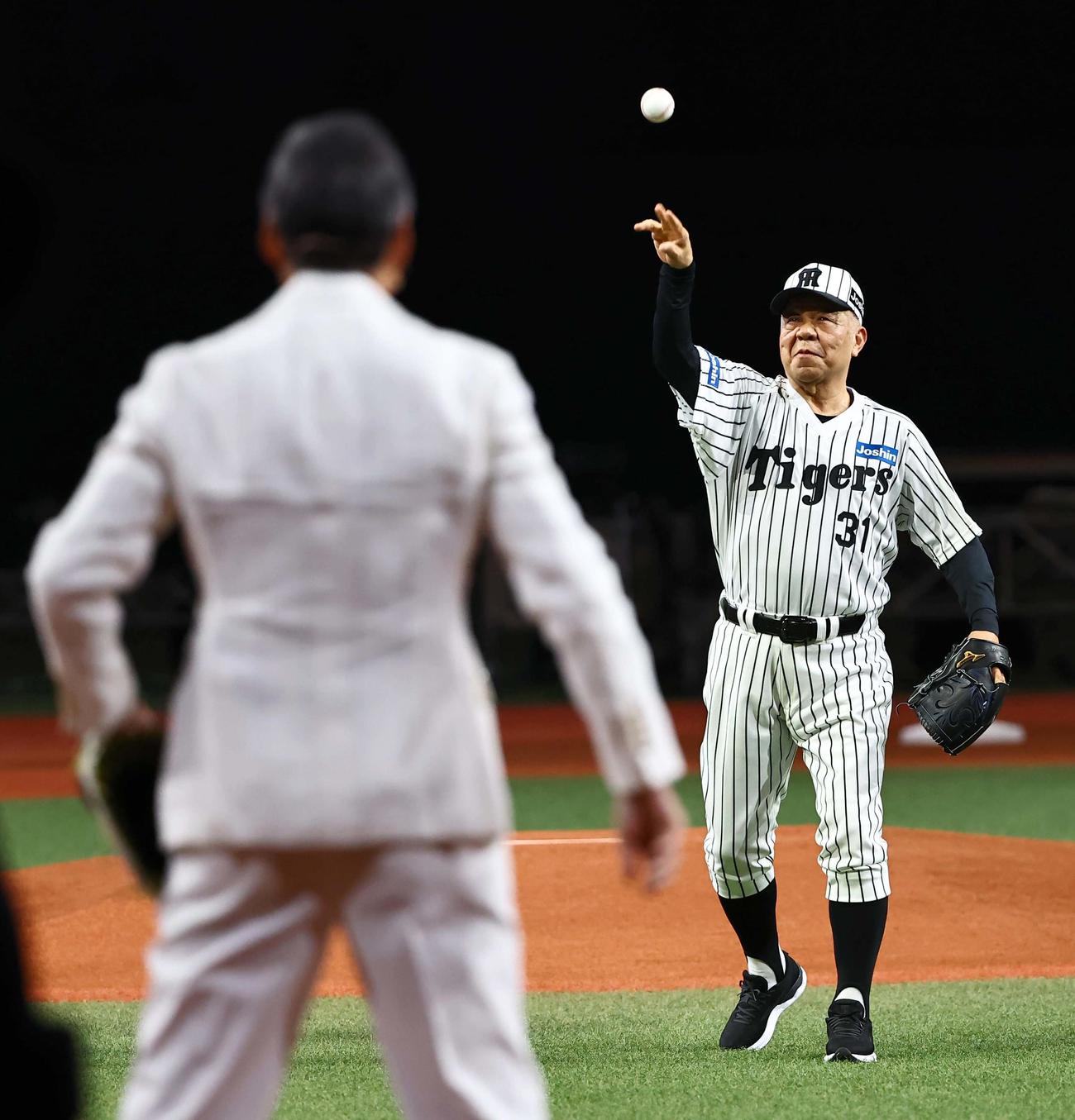 阪神対DeNA　ファーストピッチで俳優の渡辺謙に投げる掛布氏（撮影・上田博志）