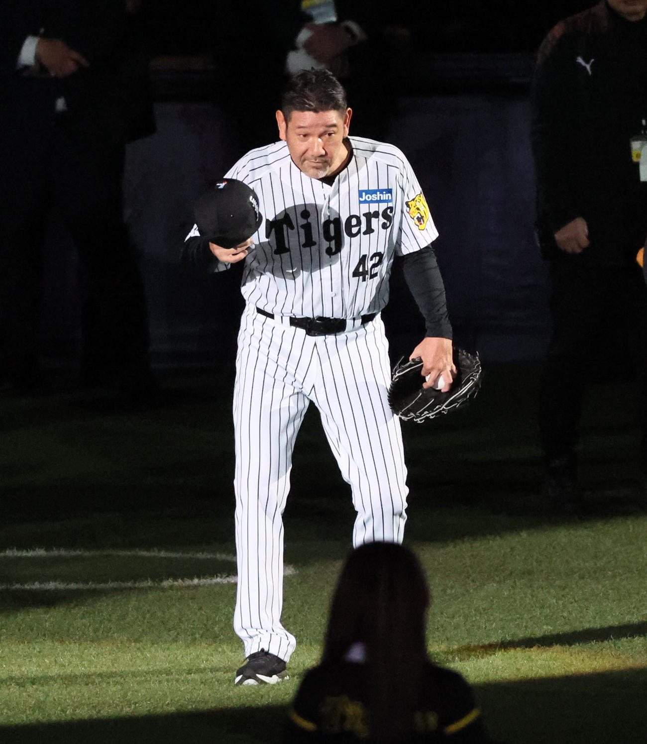 阪神対DeNA　阪神のホーム開幕セレモニーでレジェンドOBによる「メモリアルファーストピッチセレモニー」に参加した下柳剛氏（撮影・加藤哉）