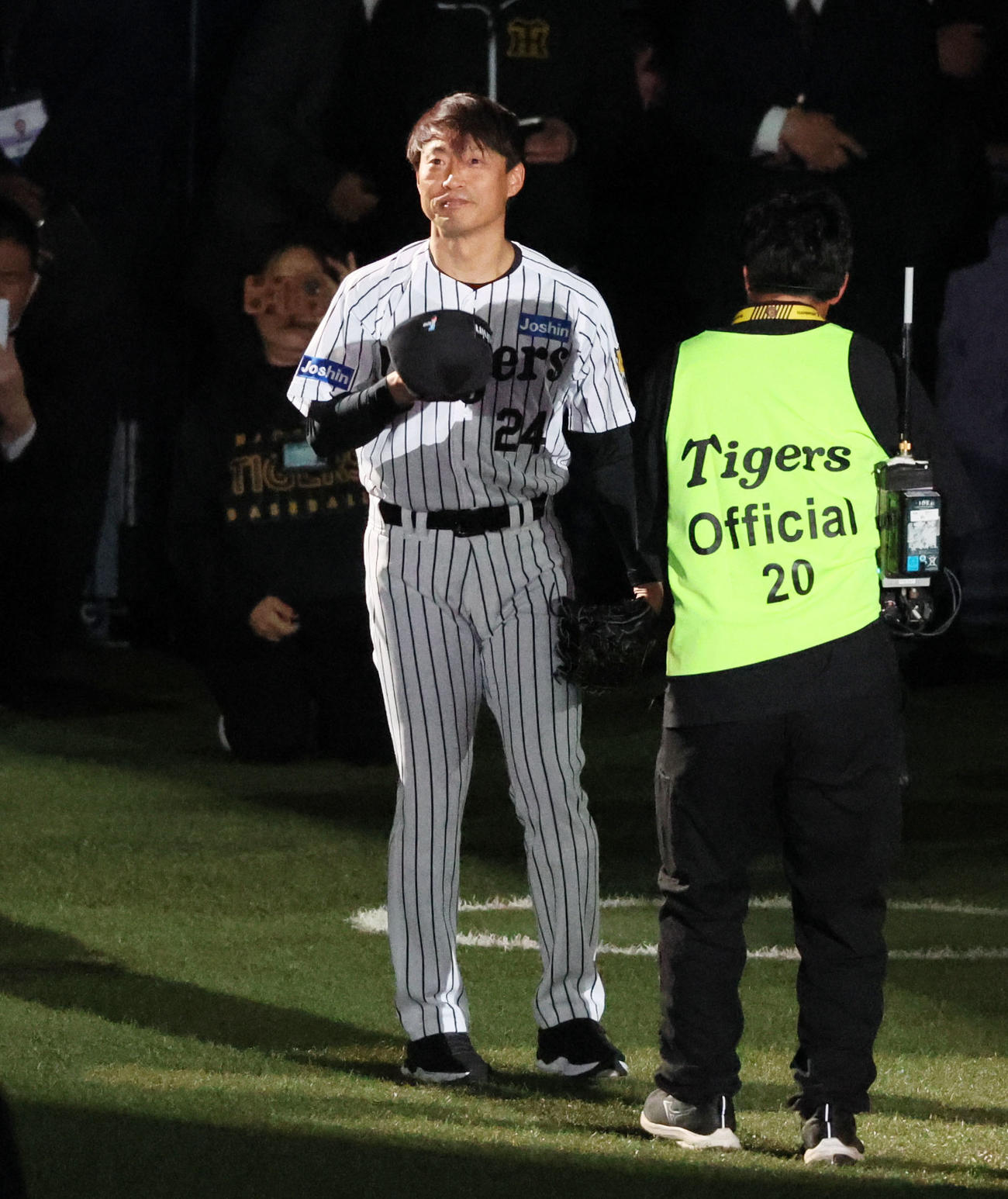 阪神対DeNA　阪神のホーム開幕セレモニーでレジェンドOBによる「メモリアルファーストピッチセレモニー」に参加した桧山進次郎氏（撮影・加藤哉）