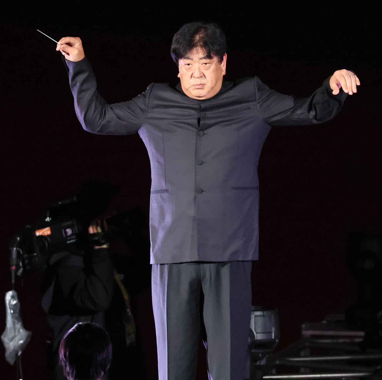 阪神対DeNA　開幕セレモニーでスーパーキッズ・オーケストラ大阪府立淀川工科高等学校吹奏楽部を指揮する佐渡裕氏（撮影・加藤哉）