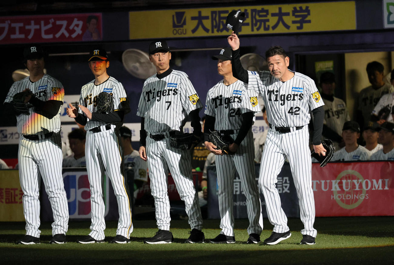 阪神対DeNA　レジェンド始球式に臨む下柳剛氏（撮影・宮崎幸一）