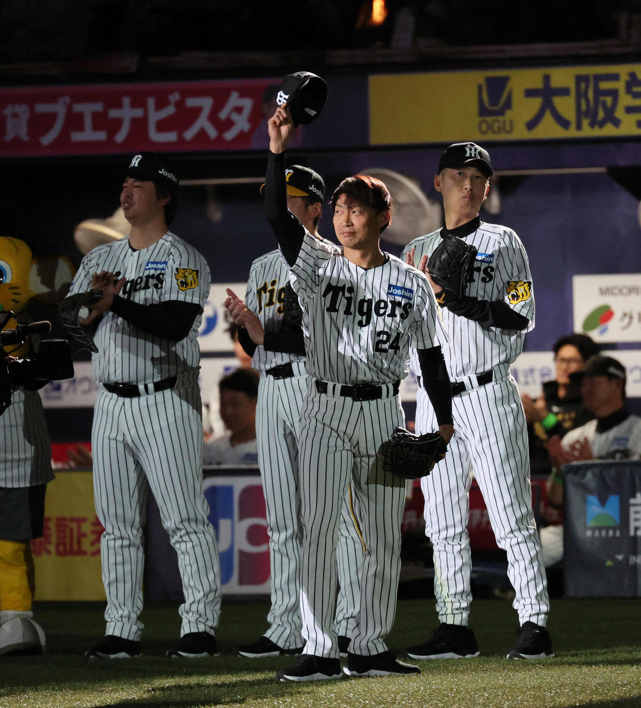 阪神対DeNA　レジェンド始球式に臨む桧山進次郎氏（撮影・宮崎幸一）