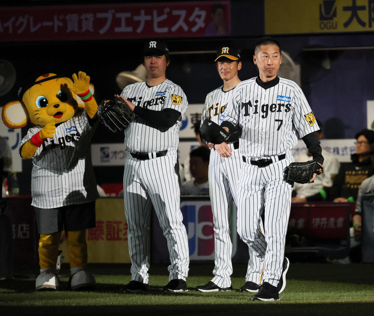 阪神対DeNA　レジェンド始球式に臨む今岡真訪氏（撮影・宮崎幸一）