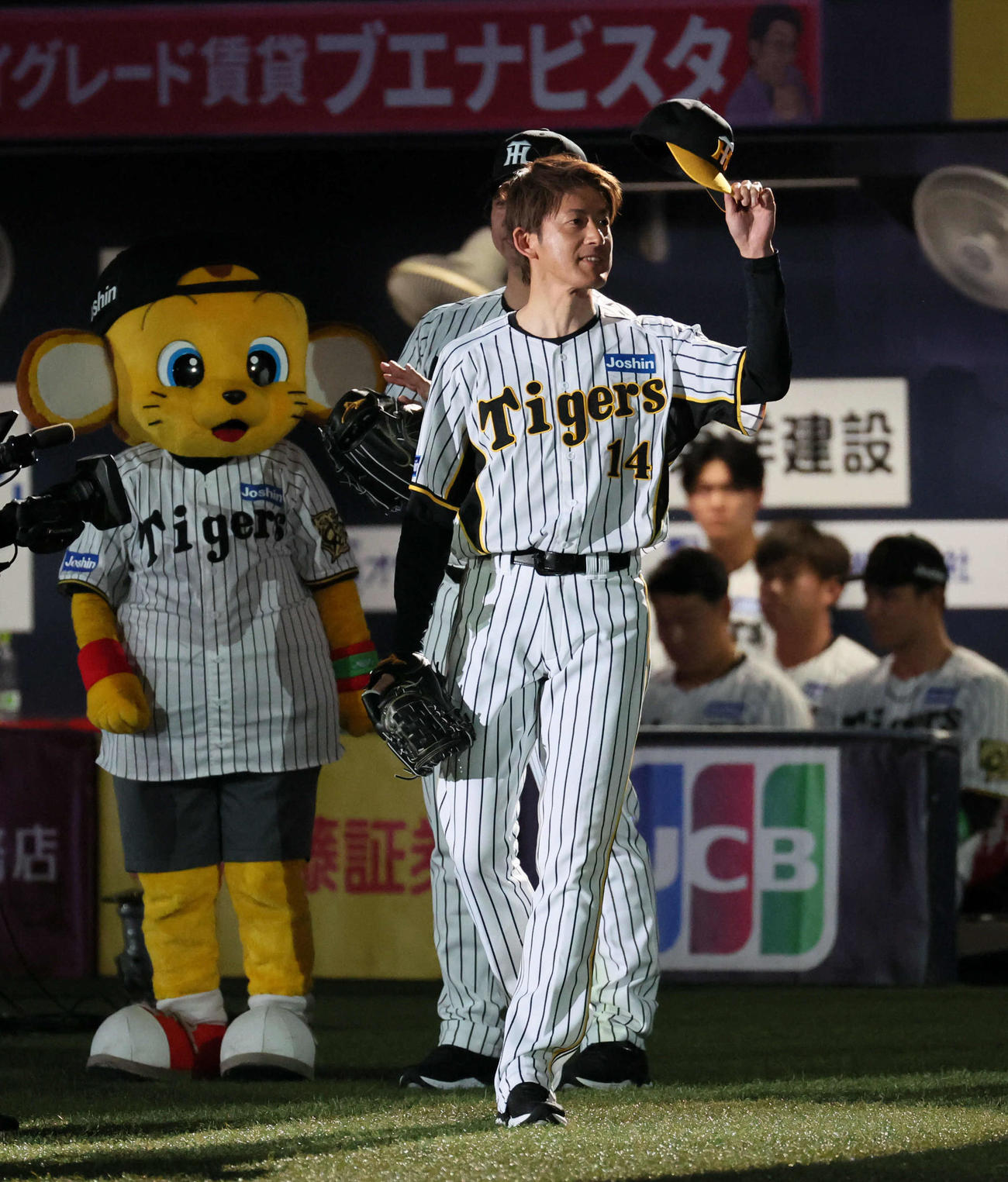 阪神対DeNA　レジェンド始球式に臨む能見篤史氏（撮影・宮崎幸一）