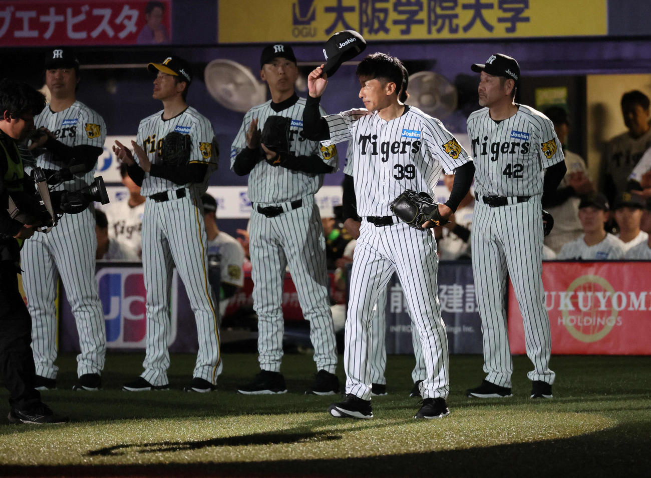 阪神対DeNA　レジェンド始球式に臨む矢野燿大氏（撮影・宮崎幸一）