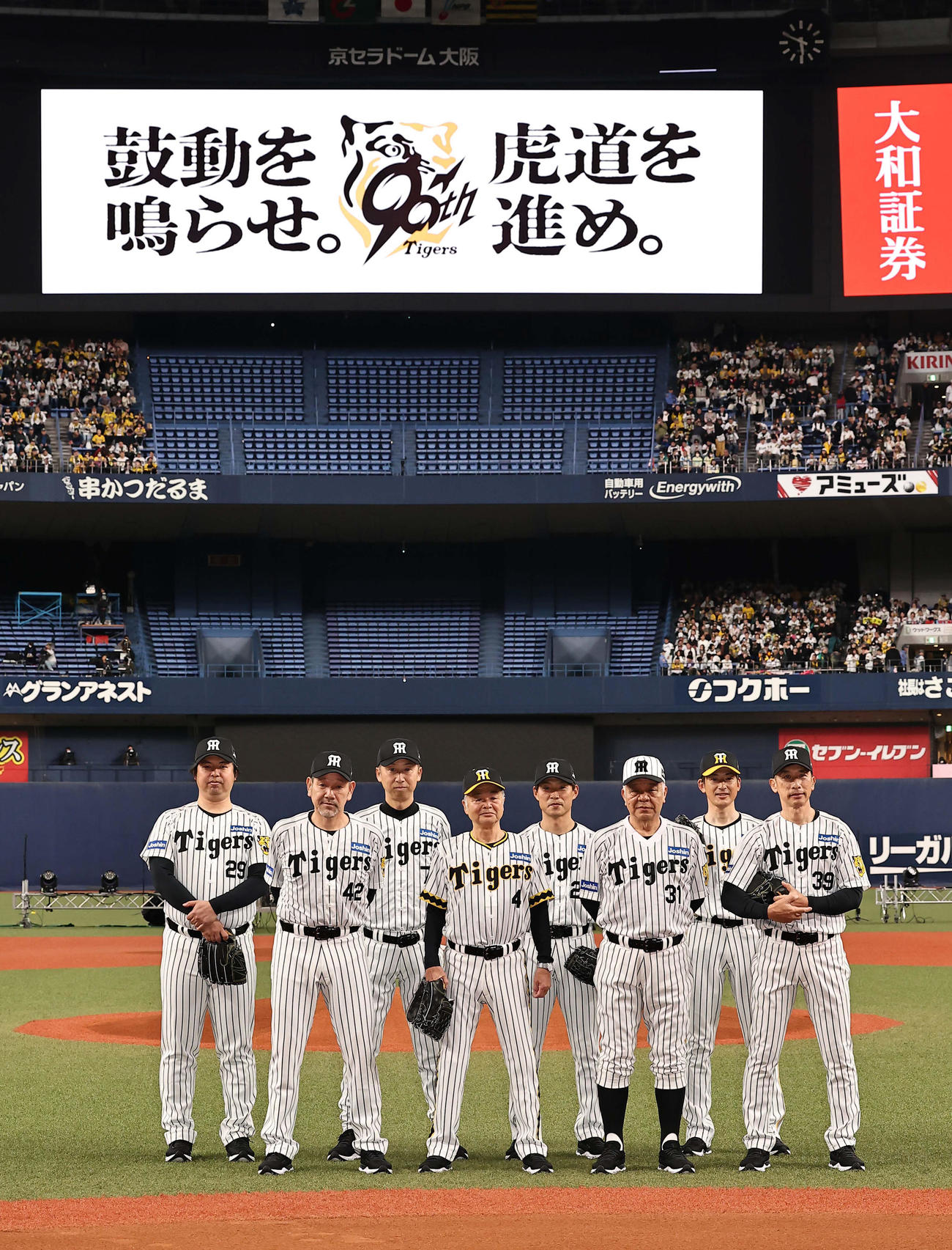 阪神対DeNA　ファーストピッチを行った左から阪神レジェンドOBの井川慶氏、下柳剛氏、今岡真訪氏、川藤幸三氏、桧山進次郎氏、掛布雅之氏、能見篤史氏、矢野燿大氏（撮影・上田博志）