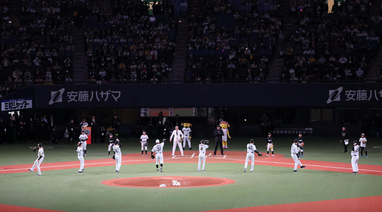阪神対DeNA　阪神のホーム開幕セレモニーでレジェンドOBによる始球式が行われた。左から能見篤史氏、桧山進次郎氏、矢野燿大氏、掛布雅之氏、川藤幸三氏、下柳剛氏、今岡真訪氏、井川慶氏（撮影・加藤哉）