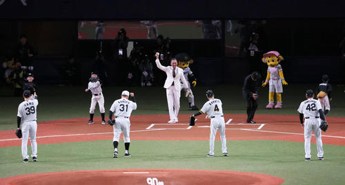 阪神対DeNA 阪神のホーム開幕セレモニーでレジェンドOBによる始球式が行われたボールを受ける俳優渡辺謙と右は指揮者の佐渡裕氏(撮影・加藤哉)