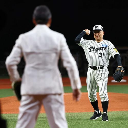 阪神対DeNA ファーストピッチで俳優の渡辺謙に投げる掛布氏(撮影・上田博志)
