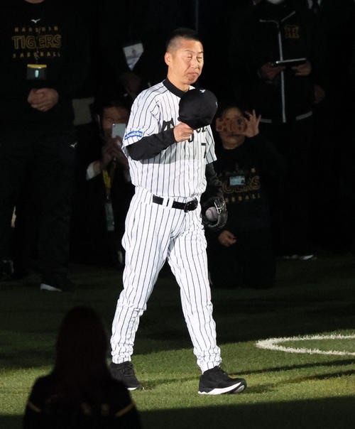 阪神対DeNA 阪神のホーム開幕セレモニーでレジェンドOBによる「メモリアルファーストピッチセレモニー」に参加した今岡真訪氏(撮影・加藤哉)