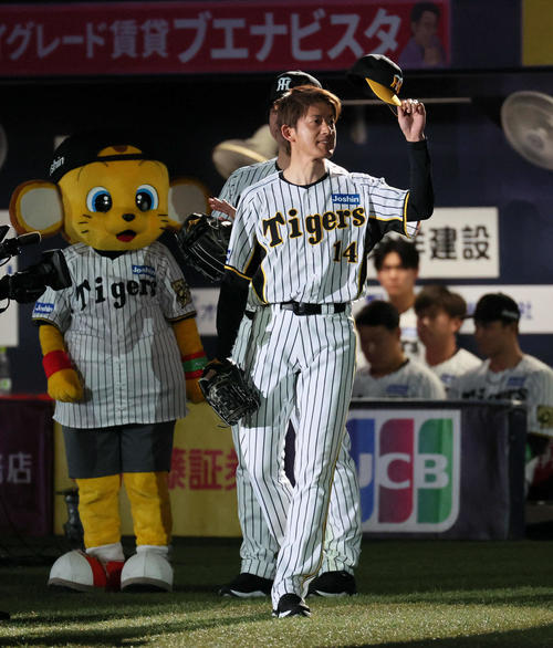 阪神対DeNA レジェンド始球式に臨む能見篤史氏(撮影・宮崎幸一)