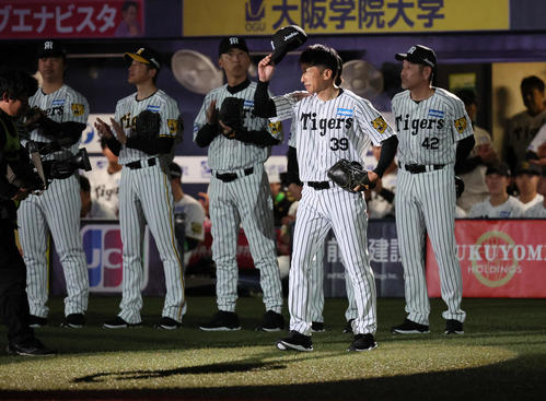 阪神対DeNA レジェンド始球式に臨む矢野燿大氏(撮影・宮崎幸一)
