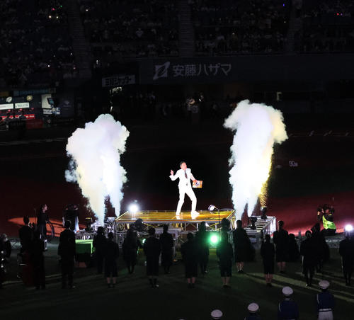 阪神対DeNA 阪神のホーム開幕セレモニー。MCは俳優渡辺謙(撮影・加藤哉)