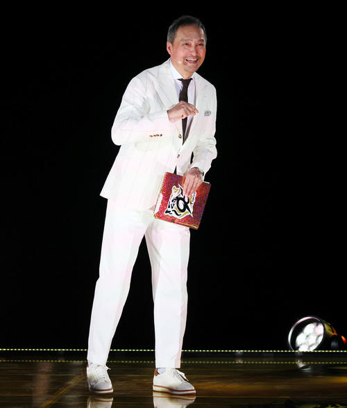 阪神対DeNA 開幕セレモニーでMCを務める俳優渡辺謙(撮影・加藤哉)