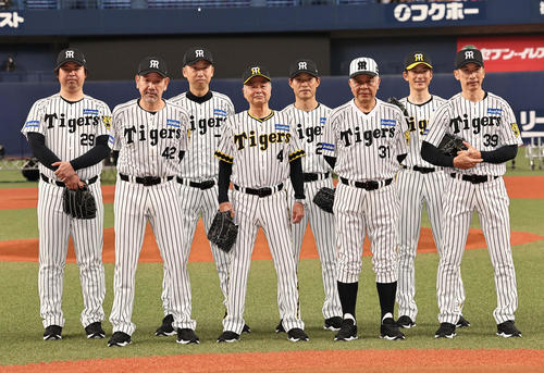 阪神対DeNA ファーストピッチを行った左から阪神レジェンドOBの井川慶氏、下柳剛氏、今岡真訪氏、川藤幸三氏、桧山進次郎氏、掛布雅之氏、能見篤史氏、矢野燿大氏(撮影・上田博志)