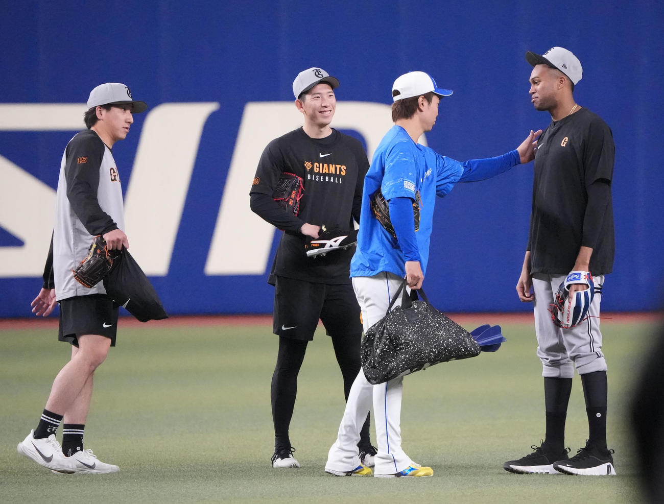 中日対巨人　試合前、言葉を交わす（左から）大勢、戸郷、高橋宏、マルティネス（撮影・森本幸一）