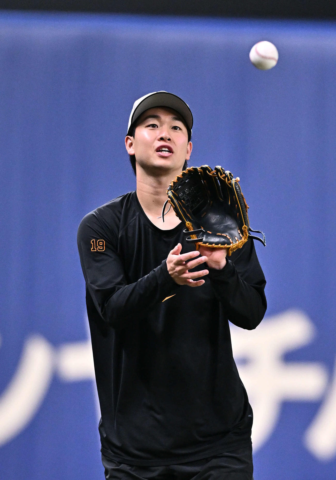 中日対巨人　試合前練習で調整する巨人山崎（撮影・滝沢徹郎）