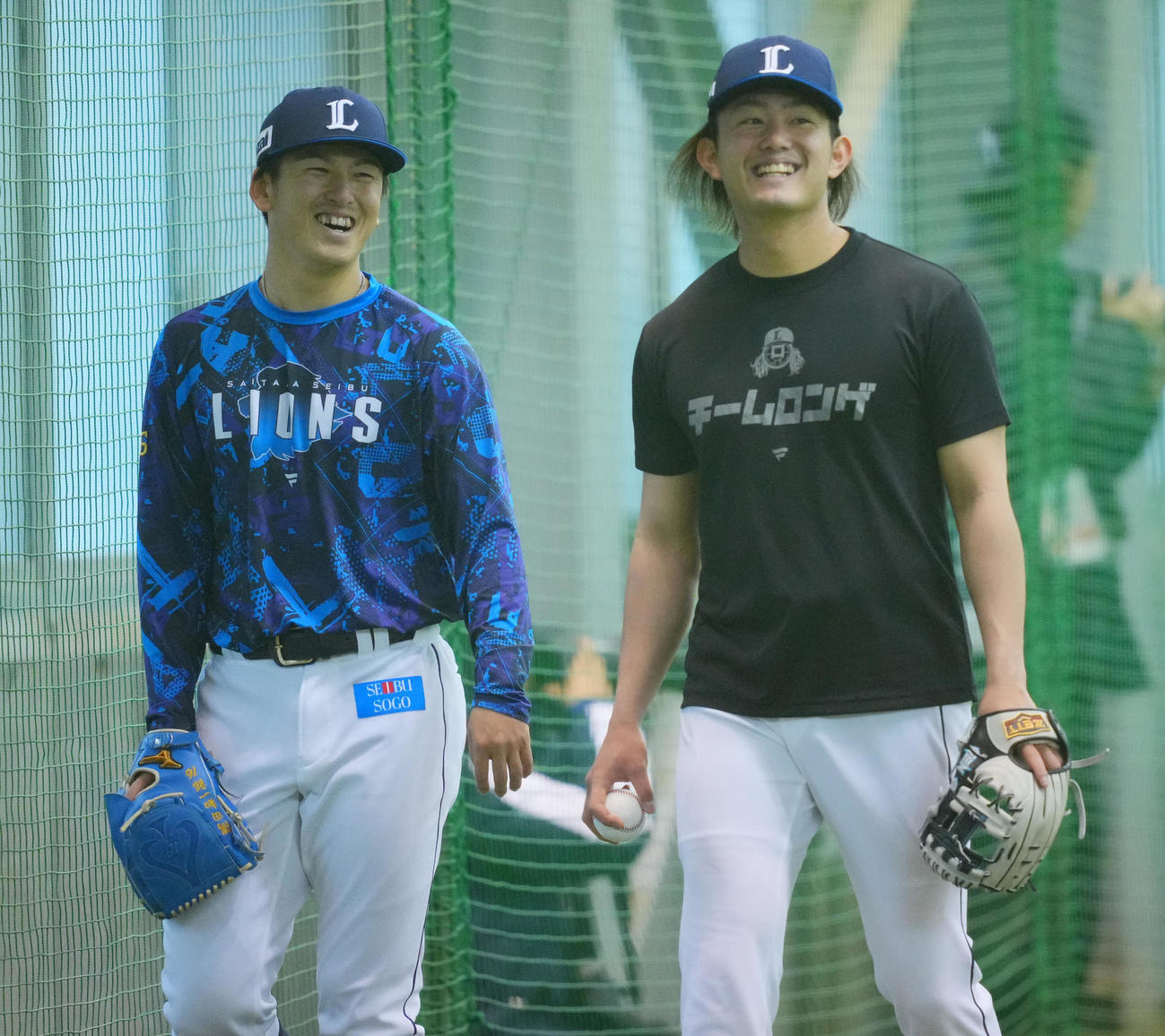 試合が中止となり室内で練習に臨む西武隅田（左）と今井（撮影・垰建太）