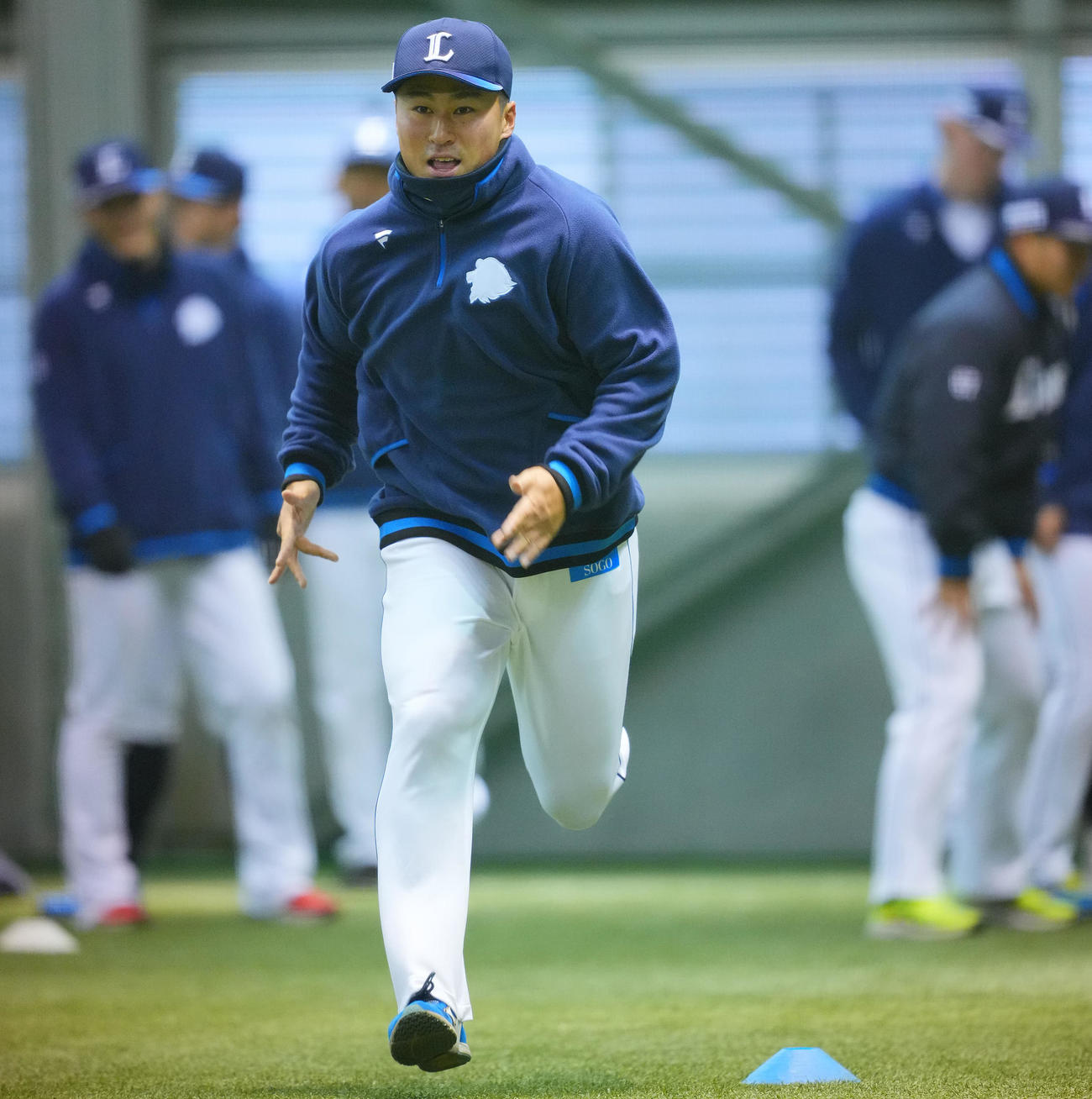 試合が中止となり室内で練習に臨む西武渡部聖（撮影・垰建太）