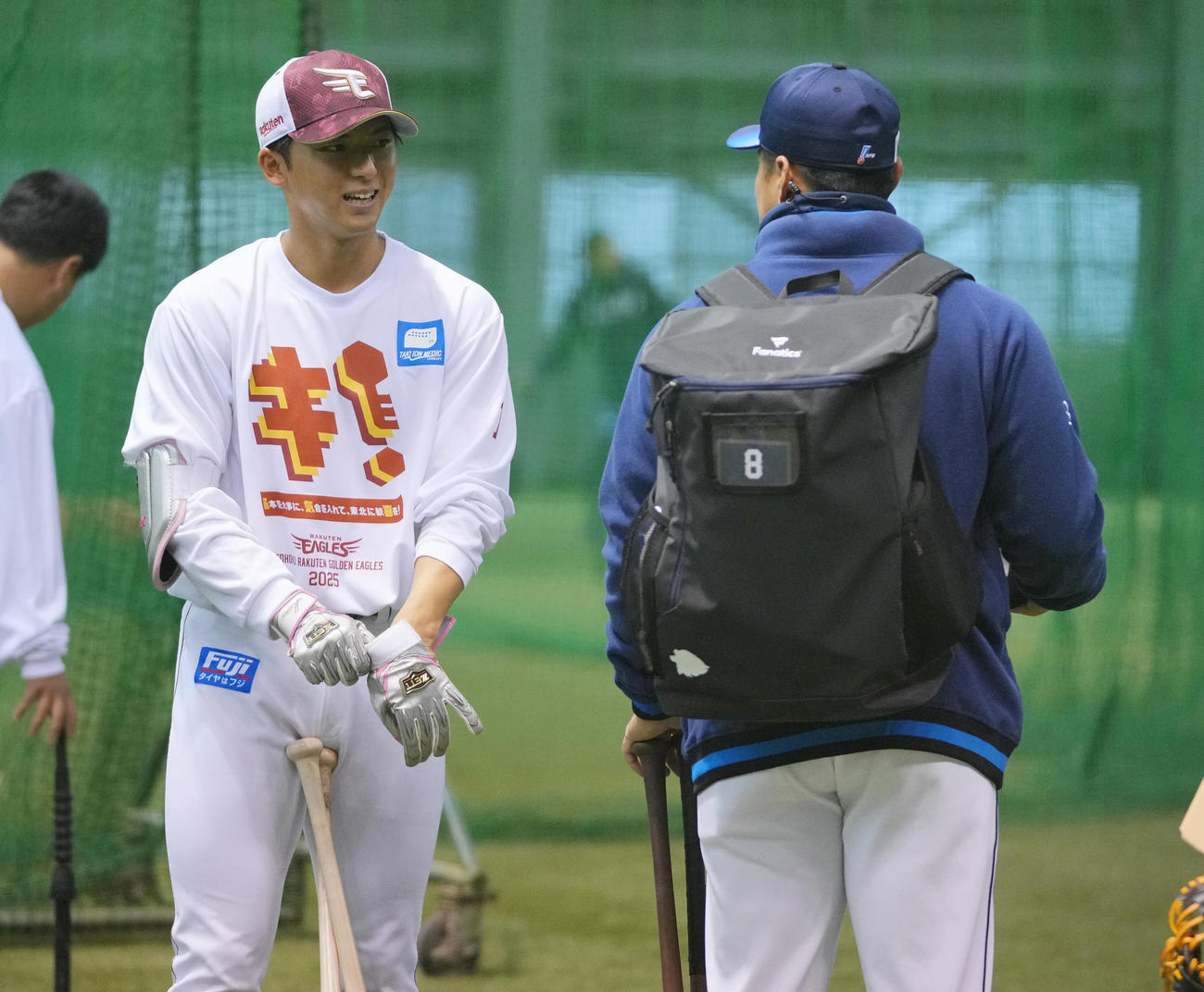試合が中止となり室内練習場で言葉を交わす楽天宗山（左）と西武渡部聖（撮影・垰建太）