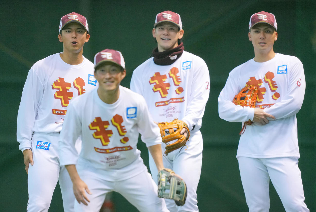 試合が中止となり室内で練習に臨む楽天ナイン。左から宗山、小深田、伊藤裕、村林（撮影・垰建太）