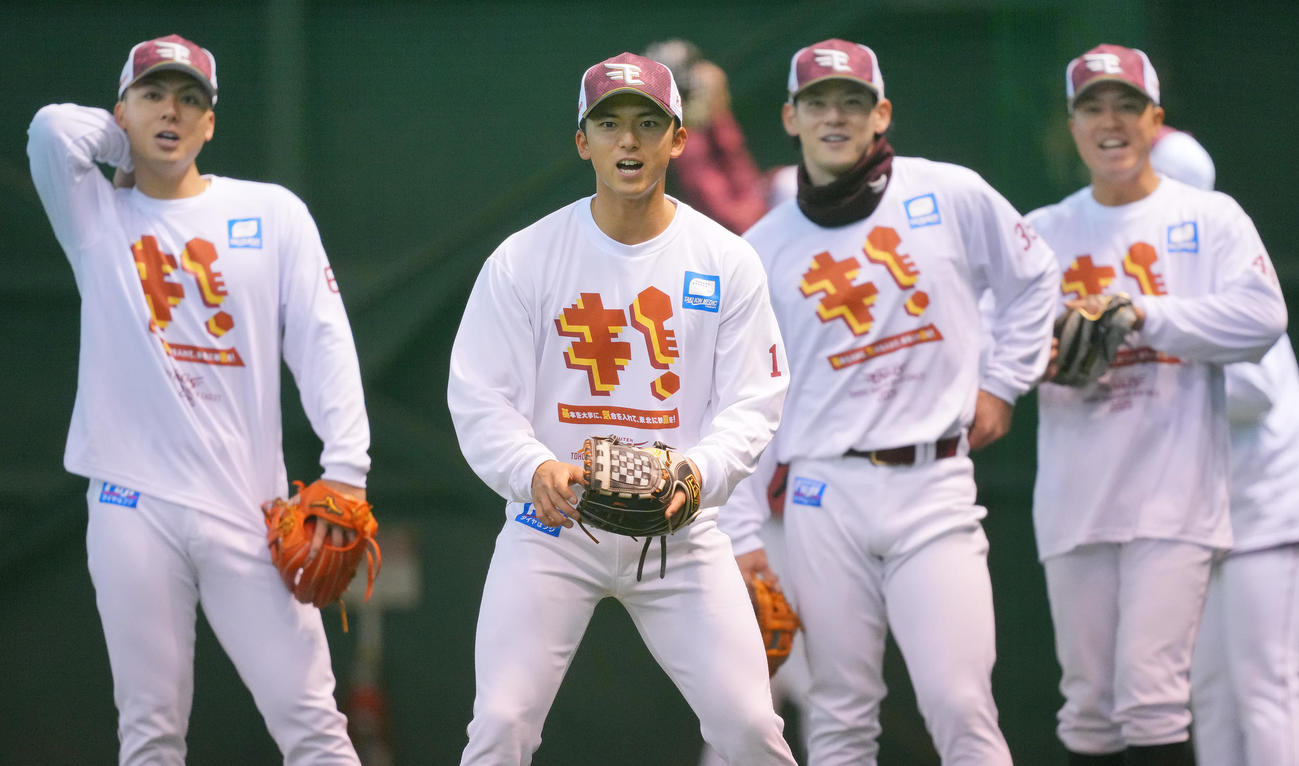 試合が中止となり室内で練習に臨む楽天ナイン。左から村林、宗山、伊藤、渡辺（撮影・垰建太）