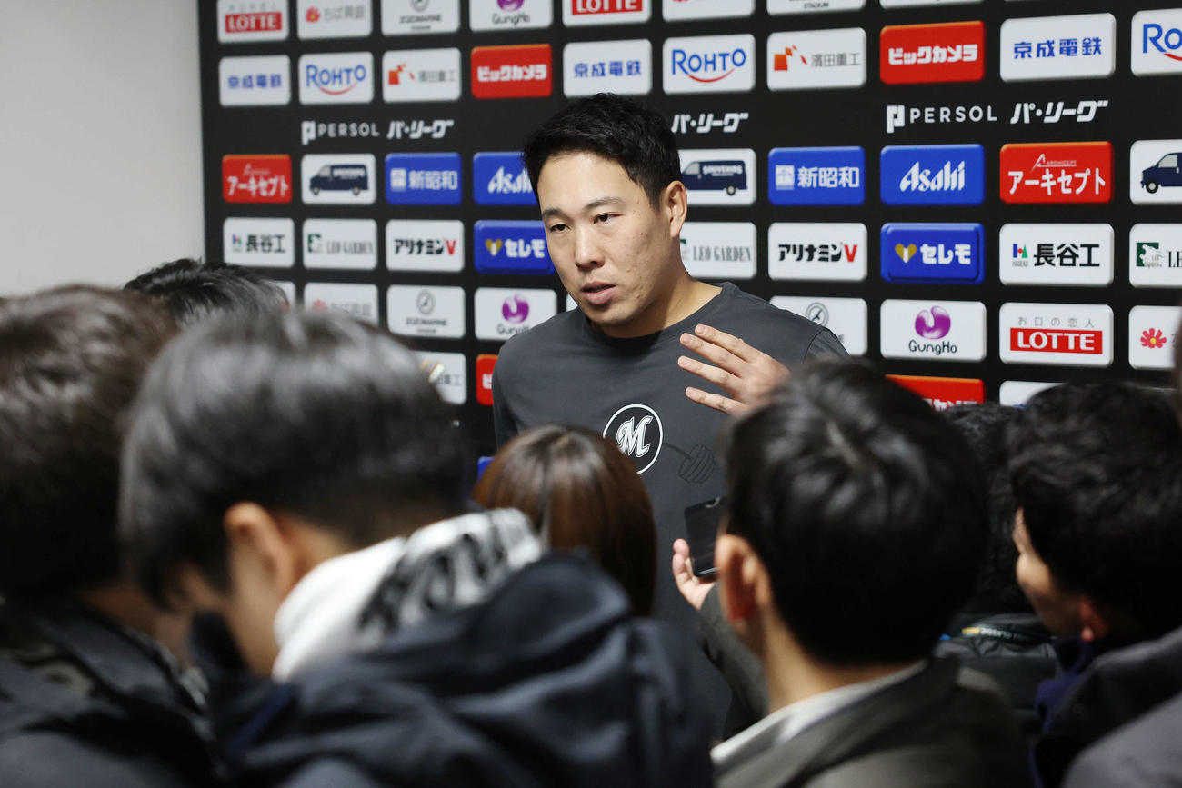 ロッテ対オリックス　天候不良のため試合が中止となり記者の質問に答えるロッテ西野（撮影・宮地輝）