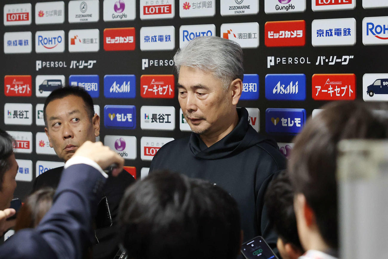 ロッテ対オリックス　天候不良のため試合が中止となり記者の質問に答えるロッテ吉井監督（撮影・宮地輝）