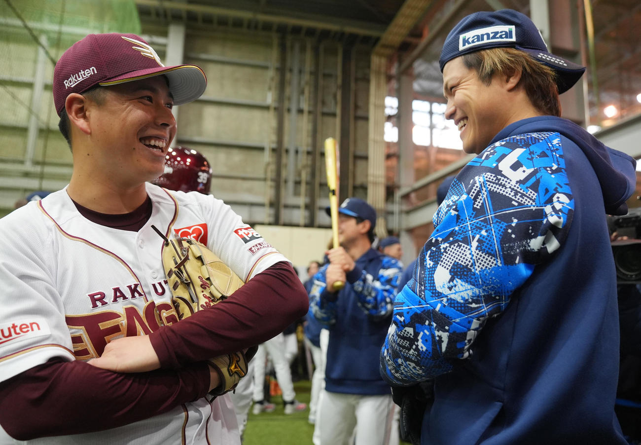 試合が中止となり室内練習場で談笑する楽天藤井（左）と西武甲斐野（撮影・垰建太）