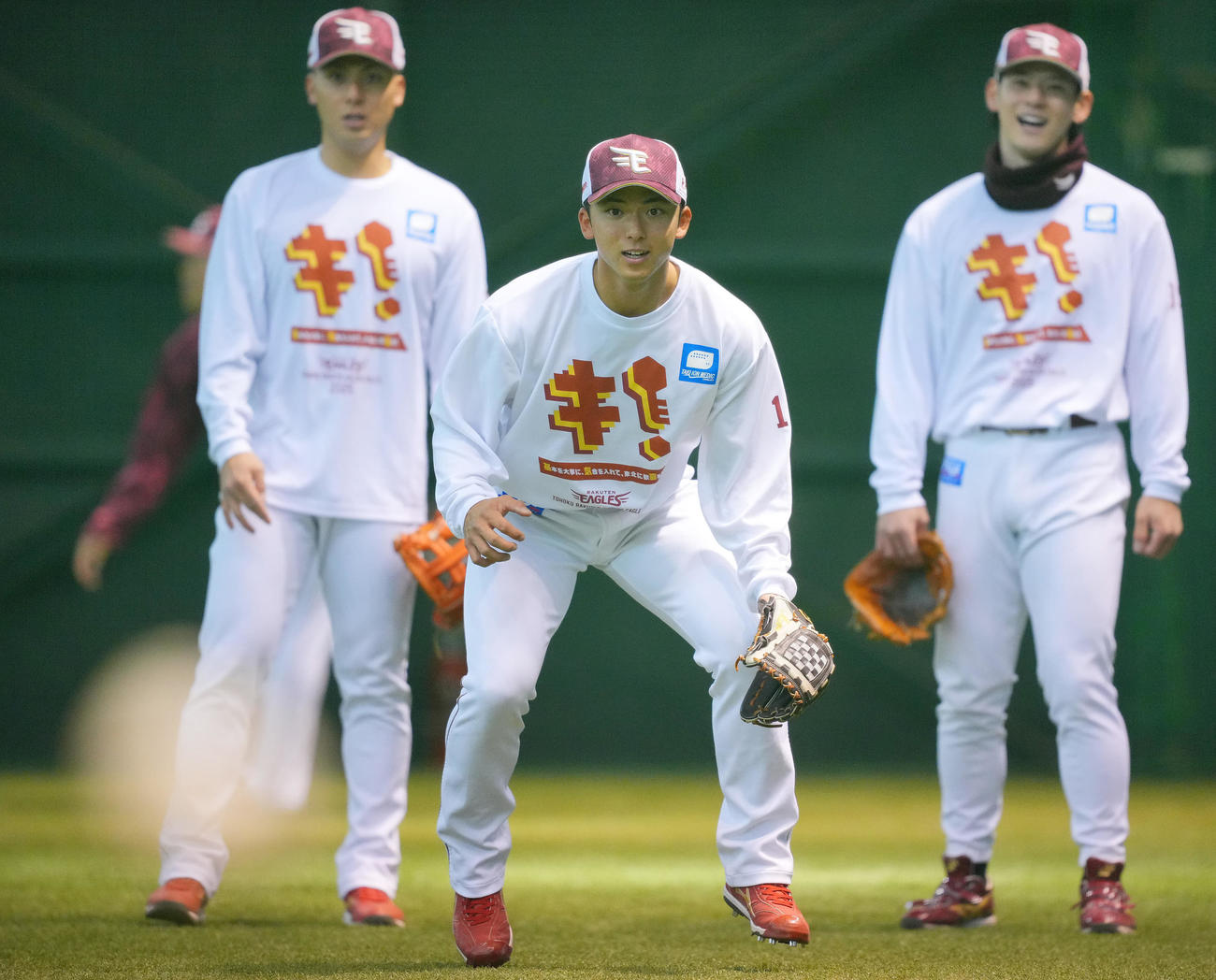 試合が中止となり室内で練習に臨む楽天宗山（手前）ら（撮影・垰建太）