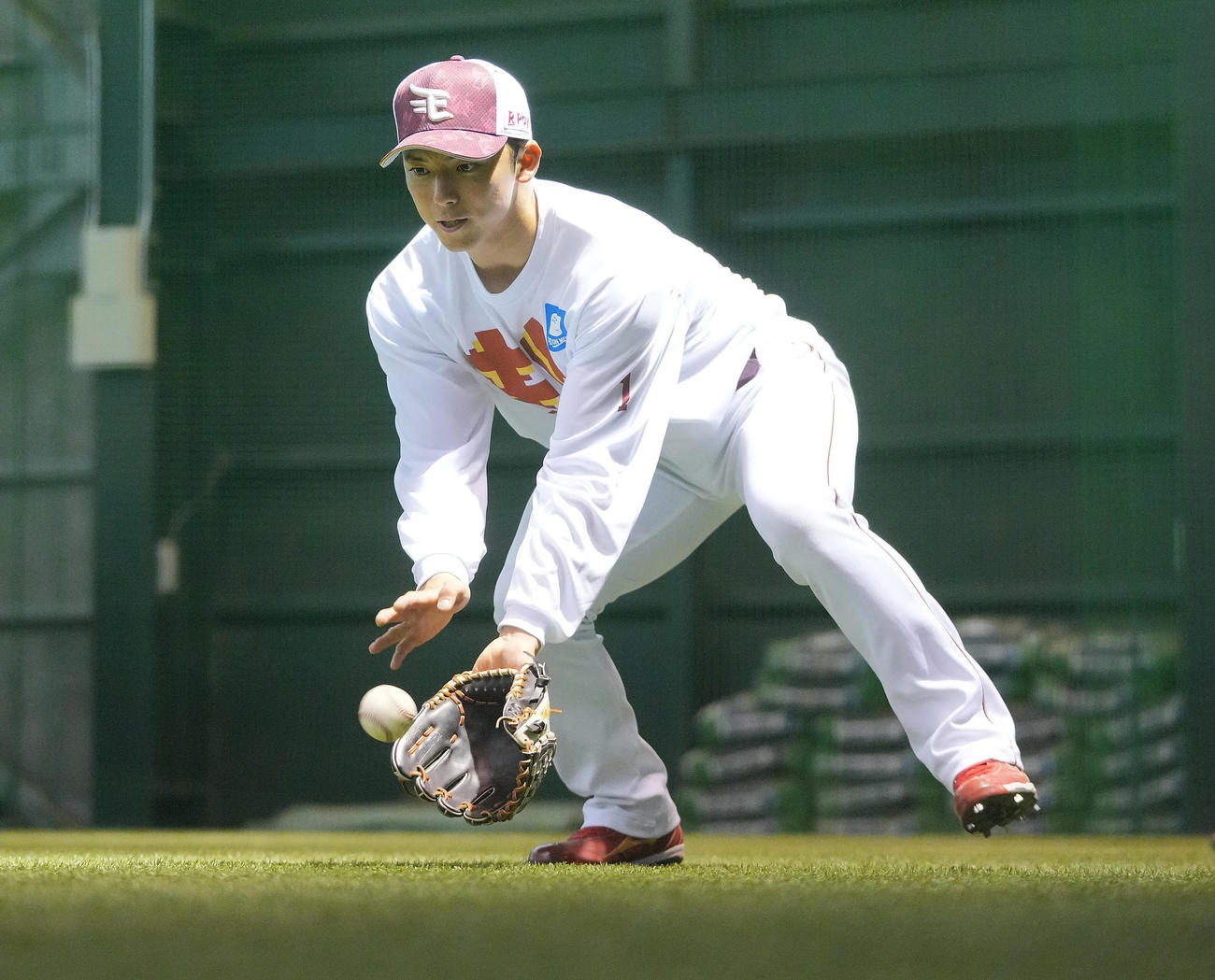 試合が中止となり室内で練習に臨む楽天宗山（手前）（撮影・垰建太）
